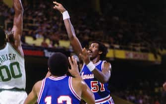 BOSTON - 1981:  Reggie King #51 of the Kansas City Kings shoots against the Boston Celtics during a game played in 1981 at the Boston Garden in Boston, Massachusetts. NOTE TO USER: User expressly acknowledges and agrees that, by downloading and or using this photograph, User is consenting to the terms and conditions of the Getty Images License Agreement. Mandatory Copyright Notice: Copyright 1981 NBAE (Photo by Dick Raphael/NBAE via Getty Images)