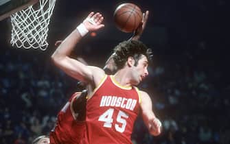 LANDOVER, MD - CIRCA 1977:  Rudy Tomjanovich #45 of the Houston Rockets in action against the Washington Bullets during an NBA basketball game circa 1977 at the Capital Centre in Landover, Maryland. Tomjanovich played for the Rockets from 1970-81. (Photo by Focus on Sport/Getty Images) *** Local Caption *** Rudy Tomjanovich