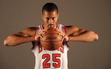 CHICAGO, IL - SEPTEMBER 26:  Spencer Dinwiddie #25 of the Chicago Bulls poses for a portrait during the 2016-2017 Chicago Bulls Media Day on September 26, 2016 at the Advocate Center in Chicago, Illinois. NOTE TO USER: User expressly acknowledges and agrees that, by downloading and/or using this photograph, user is consenting to the terms and conditions of the Getty Images License Agreement.  Mandatory Copyright Notice: Copyright 2016 NBAE (Photo by Randy Belice/NBAE via Getty Images)