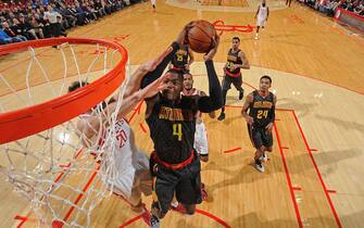 HOUSTON, TX - DECEMBER 29:  Paul Millsap #4 of the Atlanta Hawks drives to the basket against the Houston Rockets on December 29, 2015 at the Toyota Center in Houston, Texas. NOTE TO USER: User expressly acknowledges and agrees that, by downloading and or using this photograph, User is consenting to the terms and conditions of the Getty Images License Agreement. Mandatory Copyright Notice: Copyright 2015 NBAE (Photo by Bill Baptist/NBAE via Getty Images)