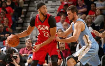 NEW ORLEANS, LA - OCTOBER 26:  Anthony Davis #23 of the New Orleans Pelicans handles the ball against the Denver Nuggets on October 26, 2016 at the Smoothie King Center in New Orleans, Louisiana. NOTE TO USER: User expressly acknowledges and agrees that, by downloading and or using this Photograph, user is consenting to the terms and conditions of the Getty Images License Agreement. Mandatory Copyright Notice: Copyright 2016 NBAE (Photo by Layne Murdoch/NBAE via Getty Images)