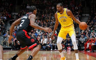 TORONTO, CANADA - NOVEMBER 29: Kawhi Leonard #2 of the Toronto Raptors defends Kevin Durant #35 of the Golden State Warriors on November 29, 2018 at Scotiabank Arena in Toronto, Ontario, Canada. NOTE TO USER: User expressly acknowledges and agrees that, by downloading and/or using this photograph, user is consenting to the terms and conditions of the Getty Images License Agreement. Mandatory Copyright Notice: Copyright 2018 NBAE (Photo by Mark Blinch/NBAE via Getty Images)