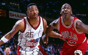 945868734 HOUSTON, TX - JANUARY 30: Robert Horry #25 of the Houston Rockets and Michael Jordan #23 of the Chicago Bulls fight for position during the game on January 30, 1996 at The Summit in Houston, Texas. NOTE TO USER: User expressly acknowledges and agrees that, by downloading and/or using this photograph, user is consenting to the terms and conditions of the Getty Images License Agreement. Mandatory Copyright Notice: Copyright 1996 NBAE (Photo by Scott Cunningham/NBAE via Getty Images)