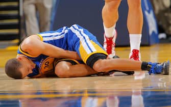 OAKLAND, CA -OCTOBER 29: Stephen Curry #30 of the Golden State Warriors holds his ankle in pain after taking a fall in a game against the Los Angeles Clippers on October 29, 2010 at Oracle Arena in Oakland, California. NOTE TO USER: User expressly acknowledges and agrees that, by downloading and or using this photograph, user is consenting to the terms and conditions of Getty Images License Agreement. Mandatory Copyright Notice: Copyright 2010 NBAE (Photo by Rocky Widner/NBAE via Getty Images) *** Local Caption *** Stephen Curry