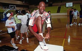 817957664 BARCELONA, SPAIN - 1992: Michael Jordan ties his shoe at the 1992 Summer Olympics in Barcelona, Spain circa 1992. NOTE TO USER: User expressly acknowledges and agrees that, by downloading and or using this photograph, User is consenting to the terms and conditions of the Getty Images License Agreement. Mandatory Copyright Notice: Copyright 1992 NBAE (Photo by Andrew D. Bernstein/NBAE via Getty Images)