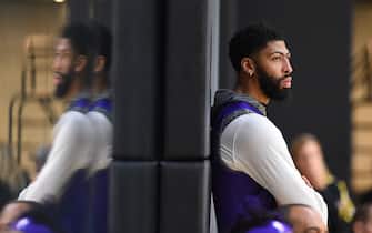 EL SEGUNDO, CA - DECEMBER 21: Anthony Davis #3 of the Los Angeles Lakers looks on during all access practice on December 21, 2019 at UCLA Health Training Center in El Segundo, California. NOTE TO USER: User expressly acknowledges and agrees that, by downloading and/or using this Photograph, user is consenting to the terms and conditions of the Getty Images License Agreement. Mandatory Copyright Notice: Copyright 2019 NBAE (Photo by Andrew D. Bernstein/NBAE via Getty Images)