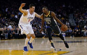 OAKLAND, CA - FEBRUARY 22: Kevin Durant #35 of the Golden State Warriors drives past Danilo Gallinari #8 of the Los Angeles Clippers at ORACLE Arena on February 22, 2018 in Oakland, California. NOTE TO USER: User expressly acknowledges and agrees that, by downloading and or using this photograph, User is consenting to the terms and conditions of the Getty Images License Agreement. (Photo by Lachlan Cunningham/Getty Images)