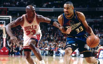 909356454 CHICAGO - MARCH 22: Grant Hill #33 of the Detroit Pistons drives during a game played on March 22, 1997 at the United Center in Chicago, Illinois. NOTE TO USER: User expressly acknowledges and agrees that, by downloading and/or using this photograph, user is consenting to the terms and conditions of the Getty Images License Agreement. Mandatory Copyright Notice: Copyright 1997 NBAE (Photo by Nathaniel S. Butler/NBAE via Getty Images)