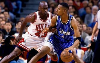 CHICAGO - MAY 18:  Anfernee Hardaway #1 of the Orlando Magic moves the ball against Michael Jordan #23 of the Chicago Bulls in Game Six of the Eastern Conference Semifinals during the 1995 NBA Playoffs at the United Center on May 18, 1995 in Chicago, Illinois. The Orlando Magic defeated the Chicago Bulls 108-102 and won the series 4-2. NOTE TO USER: User expressly acknowledges and agrees that, by downloading and or using this photograph, User is consenting to the terms and conditions of the Getty Images License Agreement. Mandatory Copyright Notice: Copyright 1995 NBAE (Photo by Andrew D. Bernstein/NBAE via Getty Images)