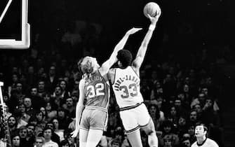 MILWAUKEE - 1974:   Bill Walton #32 of Portland Trail Blazers plays defense while Kareem Abdul-Jabbar #33 of Milwaukee Bucks shoots the ball circa 1974 at the MECCA Arena in Milwaukee, Wisconsin. NOTE TO USER: User expressly acknowledges that, by downloading and or using this photograph, User is consenting to the terms and conditions of the Getty Images License agreement. Mandatory Copyright Notice: Copyright 1974 NBAE (Photo by Vernon Biever/NBAE via Getty Images)