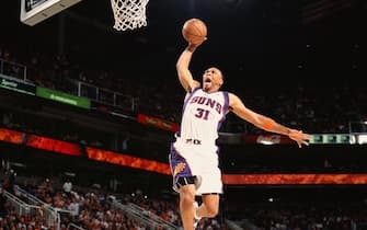 PHOENIX - NOVEMBER 23:  Shawn Marion #31 of the Phoenix Suns goes to the basket for a slam dunk during the game against the Los Angeles Clippers on November 23, 2007 at US Airways Center in Phoenix, Arizona.  The Suns won 113-94.  NOTE TO USER: User expressly acknowledges and agrees that, by downloading and/or using this Photograph, user is consenting to the terms and conditions of the Getty Images License Agreement. Mandatory Copyright Notice: Copyright 2007 NBAE   (Photo by Barry Gossage/NBAE via Getty Images)