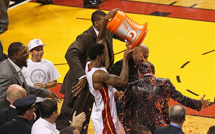 Udonis Haslem rovescia il Gatorade addosso a Erik Spoelstra: il titolo 2012 è dei Miami Heat