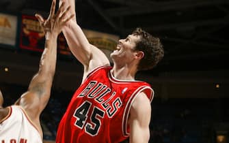 CLEVELAND - MARCH 16:  Paul Shirley #45 of the Chicago Bulls shoots during the game against the Cleveland Cavaliers at Gund Arena on March 16, 2004 in Cleveland, Ohio.  The Cavaliers won 111-87.  NOTE TO USER: User expressly acknowledges and agrees that, by downloading and or using this photograph, User is consenting to the terms and conditions of the Getty Images License Agreement. (Photo by Nathaniel S. Butler/NBAE via Getty Images) 