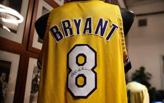 1225671856 CULVER CITY, CALIFORNIA - MAY 18: A Kobe Bryant signed and game worn jersey is displayed at a press preview for sports legends featuring Kobe Bryant, FIFA and Olympic Medals at Julien’s Auctions on May 18, 2020 in Culver City, California. (Photo by Rich Fury/Getty Images)