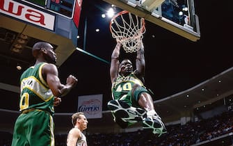 LOS ANGELES - MARCH 2:  Shawn Kemp #40 of the Seattle Supersonics goes for a dunk against the Los Angeles Clippers during the NBA game on March 2, 1995 in Los Angeles, California.  NOTE TO USER: User expressly acknowledges and agrees that, by downloading and/or using this Photograph, User is consenting to the terms and conditions of the Getty Images License Agreement. Mandatory Copyright Notice: Copyright 1995 NBAE (Photo by Andy Hayt/NBAE via Getty Images)