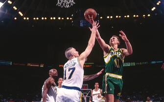 OAKLAND, CA - 1995: Detlef Schrempf #11 of the Seattle Supersonics shoots the ball against the Golden State Warriors   circa 1995 at the Oakland-Alameda County Coliseum Arena in Oakland, California. NOTE TO USER: User expressly acknowledges and agrees that, by downloading and or using this photograph, User is consenting to the terms and conditions of the Getty Images License Agreement. Mandatory Copyright Notice: Copyright 1995 NBAE (Photo by Sam Forencich/NBAE via Getty Images)