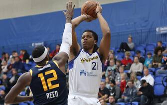 TAYLORSVILLE, UT - MARCH 04:  Deyonta Davis #21 of the Santa Cruz Warriors puts the shot up over Willie Reed #12 of the Salt Lake City Stars at Lifetime Activities Center-Bruin Arena on March 04, 2019 in Taylorsville, Utah. NOTE TO USER: User expressly acknowledges and agrees that, by downloading and or using this Photograph, User is consenting to the terms and conditions of the Getty Images License Agreement. Mandatory Copyright Notice: Copyright 2020 NBAE (Photo by Melissa Majchrzak/NBAE via Getty Images)