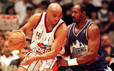 HOUSTON, :  Houston Rockets Charles Barkley (L) goes to the basket against Utah Jazz' Karl Malone 23 May during game three of the Western Conference Championships at The Summit in Houston, TX.   AFP PHOTO   Hector MATA (Photo credit should read HECTOR MATA/AFP via Getty Images)