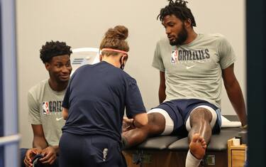 ORLANDO, FL - JULY 20: Justise Winslow #7 of the Memphis Grizzlies  gets treatment during practice as part of the NBA Restart 2020 on July 20, 2020 in Orlando, Florida. NOTE TO USER: User expressly acknowledges and agrees that, by downloading and/or using this photograph, user is consenting to the terms and conditions of the Getty Images License Agreement.  Mandatory Copyright Notice: Copyright 2020 NBAE (Photo by Joe Murphy/NBAE via Getty Images)