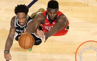 Zion Williamson a rimbalzo con DeMar DeRozan
