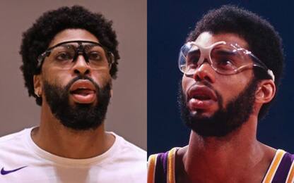 AD con gli occhiali: che somiglianza con Kareem!