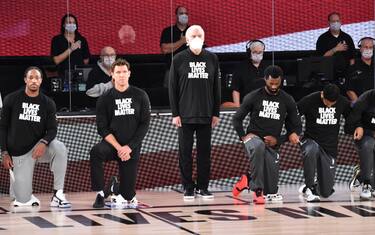 Anche Popovich resta in piedi: “Non attaccatelo”