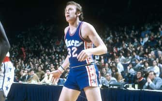 LANDOVER, MD - CIRCA 1974: Billy Cunningham #32 of the Philadelphia 76ers in action against the Baltimore Bullets during an NBA basketball game circa 1974 at the Baltimore Civic Center in Landover, Maryland. Cunningham played for the 76ers from 1965-72 and 1974-76. (Photo by Focus on Sport/Getty Images)