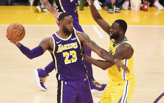 1182217527 LOS ANGELES, CA - NOVEMBER 13: LeBron James #23 of the Los Angeles Lakers handles the ball against Draymond Green #23 of the Golden State Warriors on November 13, 2019 at STAPLES Center in Los Angeles, California. NOTE TO USER: User expressly acknowledges and agrees that, by downloading and/or using this Photograph, user is consenting to the terms and conditions of the Getty Images License Agreement. Mandatory Copyright Notice: Copyright 2019 NBAE (Photo by Adam Pantozzi/NBAE via Getty Images)