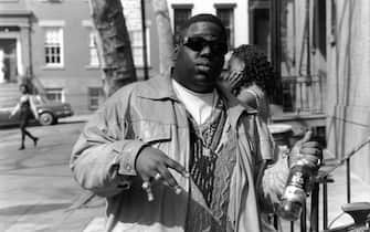 American rapper Biggie Smalls (also known as the Notorious B.I.G., born Christopher Wallace, 1972 - 1997) holds a bottle of St. Ides malt liquor, New York, New York, 1995. (Photo by Adger Cowans/Getty Images)
