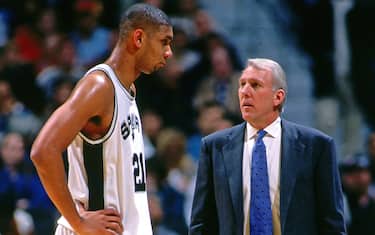 SAN ANTONIO - DECEMBER 17: Head Coach Gregg Popovich chats with Tim Duncan #21 of the San Antonio Spurs against the Vancouver Grizzlies on December 17, 1997 at the Alamodome in San Antonio, Texas. NOTE TO USER: User expressly acknowledges and agrees that, by downloading and or using this photograph, User is consenting to the terms and conditions of the Getty Images License Agreement. Mandatory Copyright Notice: Copyright 1997 NBAE (Photo by Chris Covatta/NBAE via Getty Images)