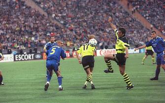 GERMANY - MAY 28:  CHAMPIONS LEAGUE 1997 FINALE in MUENCHEN; BORUSIA DORTMUND - JUVENTUS TURIN 3:1; Karl-Heinz RIEDLE schiesst das 1:0  (Photo by Bongarts/Getty Images)