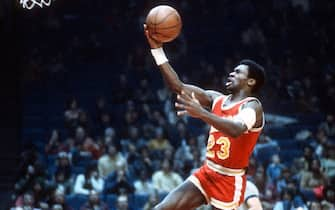 LANDOVER, MD - CIRCA 1977:  Calvin Murphy #23 of the Houston Rockets goes in for a layup against the Washington Bullets during an NBA basketball game circa 1977 at the Capital Centre in Landover, Maryland. Murphy played for the Rockets from 1970-83. (Photo by Focus on Sport/Getty Images) 