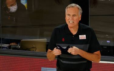 LAKE BUENA VISTA, FLORIDA - AUGUST 29: Mike D'Antoni of the Houston Rockets yells to his team against the Oklahoma City Thunder during the fourth quarter in Game Five of the Western Conference First Round during the 2020 NBA Playoffs at the Field House at ESPN Wide World Of Sports Complex on August 29, 2020 in Lake Buena Vista, Florida. NOTE TO USER: User expressly acknowledges and agrees that, by downloading and or using this photograph, User is consenting to the terms and conditions of the Getty Images License Agreement. (Photo by Kevin C. Cox/Getty Images)