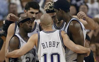 SACRAMENTO, CA - MAY 28:  Mike Bibby and teammates huddle during a time out in game five of the NBA Western Conference Finals against the Los Angeles Lakers 28 May 2002, at ARCO Arena in Sacramento, CA. Bibby made the game winning shot as the Kings won 92-91 to take a 3-2 lead in the best-of-seven series.  (Photo credit should read JOHN MABANGLO/AFP via Getty Images)