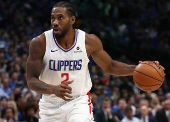 DALLAS, TEXAS - NOVEMBER 26:  Kawhi Leonard #2 of the Los Angeles Clippers at American Airlines Center on November 26, 2019 in Dallas, Texas.  NOTE TO USER: User expressly acknowledges and agrees that, by downloading and or using this photograph, User is consenting to the terms and conditions of the Getty Images License Agreement.  (Photo by Ronald Martinez/Getty Images)