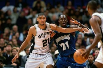 SAN ANTONIO - 1998:  Kevin Garnett #21 of the Minnesota Timberwolves defends against Tim Duncan #21 of the San Antonio Spurs during a 1998 NBA game at the Alamo Dome in San Antonio, Texas. NOTE TO USER: User expressly acknowledges that, by downloading and or using this photograph, User is consenting to the terms and conditions of the Getty Images License agreement. Mandatory Copyright Notice: Copyright 1998 NBAE (Photo by Barry Gossage/NBAE via Getty Images)