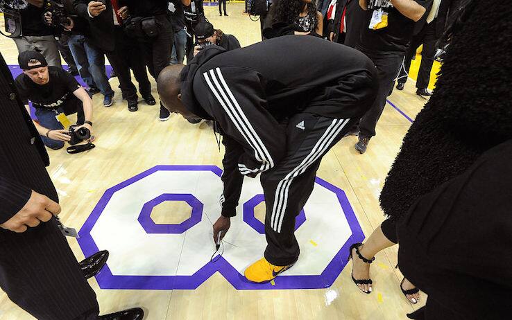 LOS ANGELES, CA - APRIL 13:  Kobe Bryant #24 of the Los Angeles Lakers signs the court after his last game against the Utah Jazz at STAPLES Center on April 13, 2016 in Los Angeles, California. NOTE TO USER: User expressly acknowledges and agrees that, by downloading and/or using this Photograph, user is consenting to the terms and conditions of the Getty Images License Agreement. Mandatory Copyright Notice: Copyright 2016 NBAE (Photo by Andrew D. Bernstein/NBAE via Getty Images)