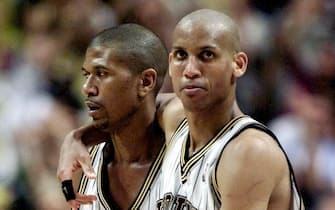 INDIANAPOLIS, UNITED STATES:  Reggie Miller(R) hugs teammate Jalen Rose(L) after they beat the New York Knicks 31 May, 2000 in the second half of game five of the NBA Eastern Conference Finals at Conseco Fieldhouse in Indianapolis, IN. The Pacers defeated the Knicks 88-79, to lead the best-of-seven series 3-2.  (ELECTRONIC IMAGE)  AFP PHOTO/Robert SULLIVAN (Photo credit should read ROBERT SULLIVAN/AFP via Getty Images)