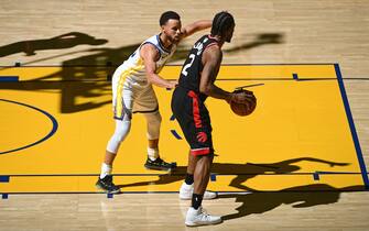 OAKLAND, CA - JUNE 05: Stephen Curry #30 of the Golden State Warriors guards Kawhi Leonard #2 of the Toronto Raptors during Game Three of the NBA Finals on June 5, 2019 at Oracle Arena in Oakland, California. NOTE TO USER: User expressly acknowledges and agrees that, by downloading and/or using this photograph, user is consenting to the terms and conditions of the Getty Images License Agreement. Mandatory Copyright Notice: Copyright 2019 NBAE (Photo by Garrett Ellwood/NBAE via Getty Images)