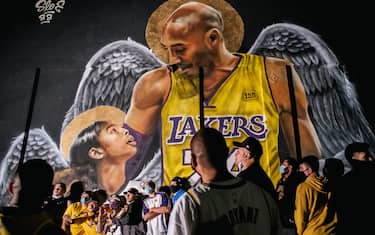 LOS ANGELES, CA - OCTOBER 11: Lakers fans stand in line to celebrate in front of a mural of Kobe Bryant and his daughter Gianna Bryant on October 11, 2020 in Los Angeles, California. People gathered to celebrate after the Los Angeles Lakers defeated the Miami Heat in Game 6 of the NBA Finals. (Photo by Brandon Bell/Getty Images)