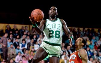BOSTON, MA - 1984: Quinn Buckner #28 of the Boston Celtics shoots during a game against the Cleveland Cavaliers circa 1984 at the Boston Garden in Boston, Massachusetts. NOTE TO USER: User expressly acknowledges and agrees that, by downloading and or using this photograph, User is consenting to the terms and conditions of the Getty Images License Agreement. Mandatory Copyright Notice: Copyright 1984 NBAE (Photo by Dick Raphael/NBAE via Getty Images)