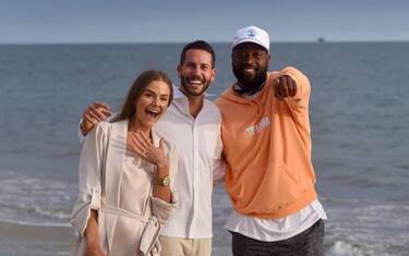 Proposta di matrimonio in spiaggia… e spunta Wade
