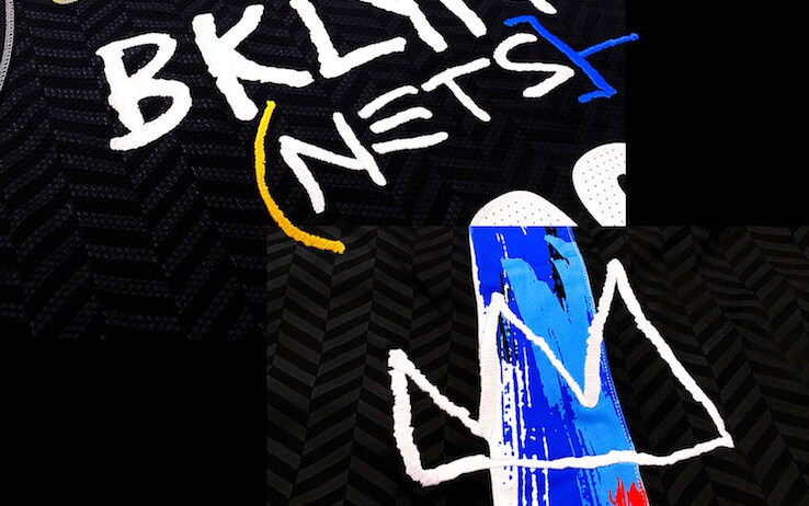 Un dettaglio delle maglie ispirate a Basquiat utilizzate dai Nets la scorsa stagione