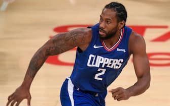 LOS ANGELES, CALIFORNIA - DECEMBER 13: Kawhi Leonard #2 of the LA Clippers cuts back during a preseason game against the Los Angeles Lakers at Staples Center on December 13, 2020 in Los Angeles, California. (Photo by Harry How/Getty Images)