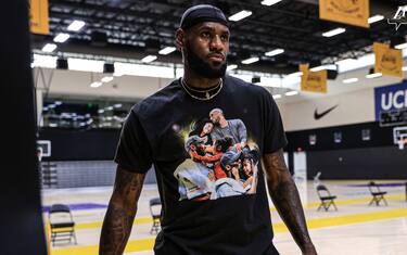 LeBron e la maglia in ricordo di Kobe e Gigi. FOTO