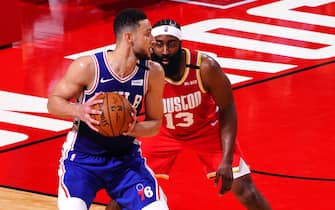 HOUSTON, TX - JANUARY 3: Ben Simmons #25 of the Philadelphia 76ers posts up on James Harden #13 of the Houston Rockets on January 3, 2020 at the Toyota Center in Houston, Texas. NOTE TO USER: User expressly acknowledges and agrees that, by downloading and or using this photograph, User is consenting to the terms and conditions of the Getty Images License Agreement. Mandatory Copyright Notice: Copyright 2020 NBAE (Photo by Cato Cataldo/NBAE via Getty Images)