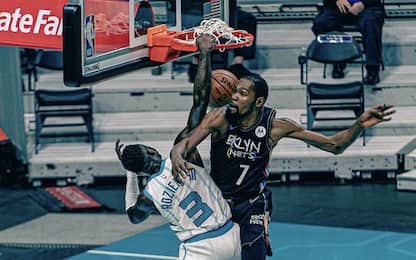 Terry Rozier schiaccia in testa a Durant. VIDEO