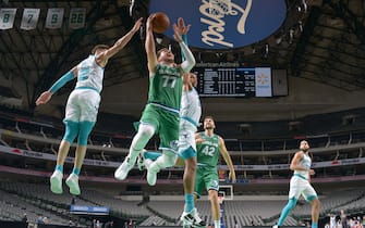 DALLAS, TX - DECEMBER 30: Luka Doncic #77 of the Dallas Mavericks shoots the ball during the game against the Charlotte Hornets on December 30, 2020 at the American Airlines Center in Dallas, Texas. NOTE TO USER: User expressly acknowledges and agrees that, by downloading and or using this photograph, User is consenting to the terms and conditions of the Getty Images License Agreement. Mandatory Copyright Notice: Copyright 2020 NBAE (Photo by Glenn James/NBAE via Getty Images)