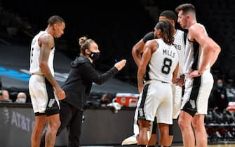 SAN ANTONIO, TX - DECEMBER 30: Assistant coach Becky Hammon of the San Antonio Spurs talks to her team during the game against the Los Angeles Lakers on December 30, 2020 at the AT&T Center in San Antonio, Texas. NOTE TO USER: User expressly acknowledges and agrees that, by downloading and or using this photograph, user is consenting to the terms and conditions of the Getty Images License Agreement. Mandatory Copyright Notice: Copyright 2020 NBAE (Photos by Logan Riely/NBAE via Getty Images)