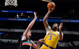 SAN ANTONIO, TX - JANUARY 1: Anthony Davis #3 of the Los Angeles Lakers shoots the ball during the game against the San Antonio Spurs on January 1, 2021 at the AT&T Center in San Antonio, Texas. NOTE TO USER: User expressly acknowledges and agrees that, by downloading and or using this photograph, user is consenting to the terms and conditions of the Getty Images License Agreement. Mandatory Copyright Notice: Copyright 2021 NBAE (Photos by Logan Riely/NBAE via Getty Images)